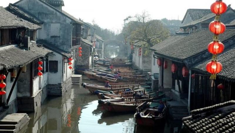 Mica Veneţie din China. Oraşul în care se circulă doar cu gondola şi îi face concurenţă celui mai frumos oraş din lume