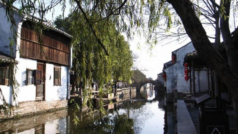 Mica Veneţie din China. Oraşul în care se circulă doar cu gondola şi îi face concurenţă celui mai frumos oraş din lume