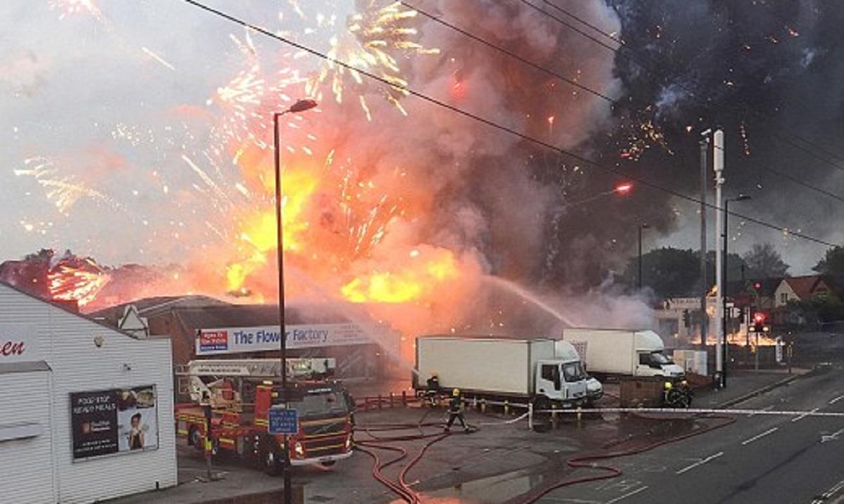 Peste 25 de morți, după o explozie la o fabrică de petarde din India. Echipele de salvare au scos 20 de trupuri calcinate