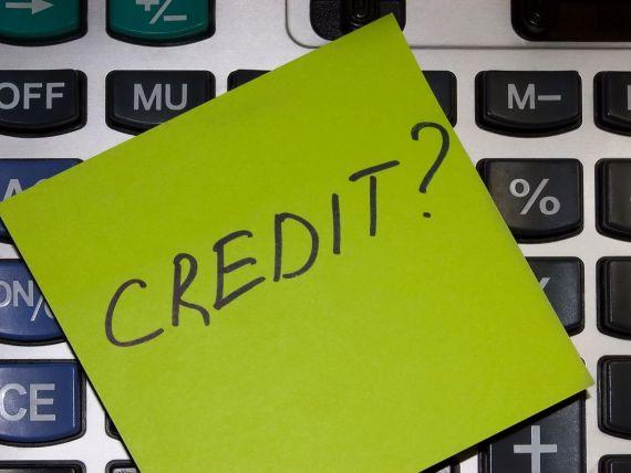 Vrei să faci o rată? Atenţie la ce postezi! Băncile ar putea aproba creditele după postările tale de pe Facebook