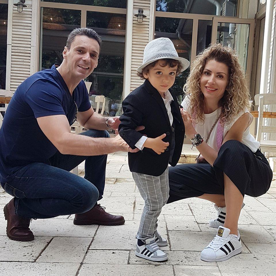 Mircea Badea, super protector cu copilul său! A vrut să-i pună  genunchiere &icirc;n casă, să nu se lovească