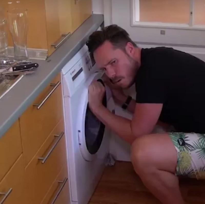 "Despacito", obsesia sezonului și inspirația celor mai bune glume. Un clip ilustrează perfect succesul piesei. Deschizi mașina de spălat și ce să vezi? Iese hit-ul! (FUNNY VIDEO)