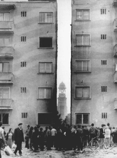 Exclusiv galerie foto: Ceaușescu a tăiat în două un bloc de 7.000 de tone, l-a mutat 70 de metri, 5 ore și 40 de minute. ”Ce, bă, vreți să se vadă Catedrala Reîntregirii?”
