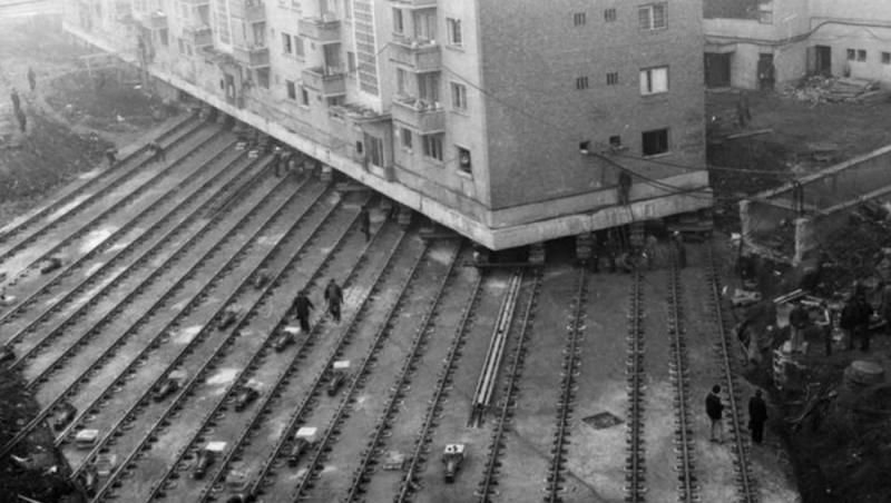 Exclusiv galerie foto: Ceaușescu a tăiat în două un bloc de 7.000 de tone, l-a mutat 70 de metri, 5 ore și 40 de minute. ”Ce, bă, vreți să se vadă Catedrala Reîntregirii?”