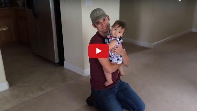 VIDEO! Este absolut adorabil cum o fetiţă îşi aşteaptă tatăl acasă. Reacţia ei a cucerit pe toată lumea!