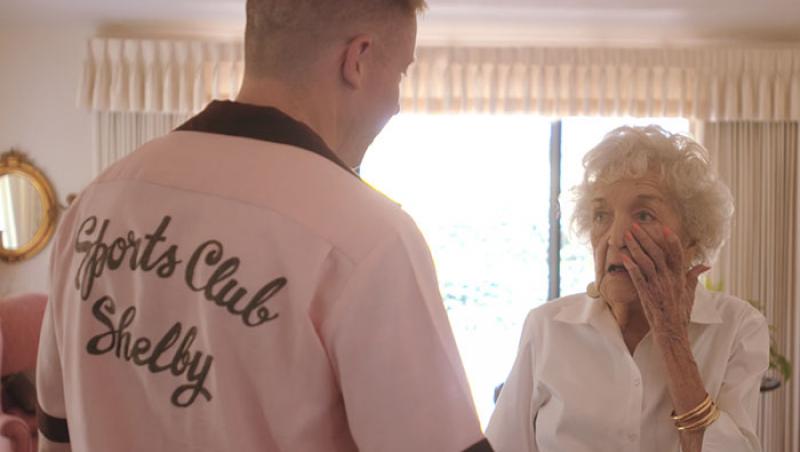“Astăzi facem tot ce vrei tu!” Rapperul Macklemore i-a pregătit bunicii sale o sărbătoare epică, completată cu stripperi şi tatuaje improvizate la aniversarea vârstei de 100 de ani!
