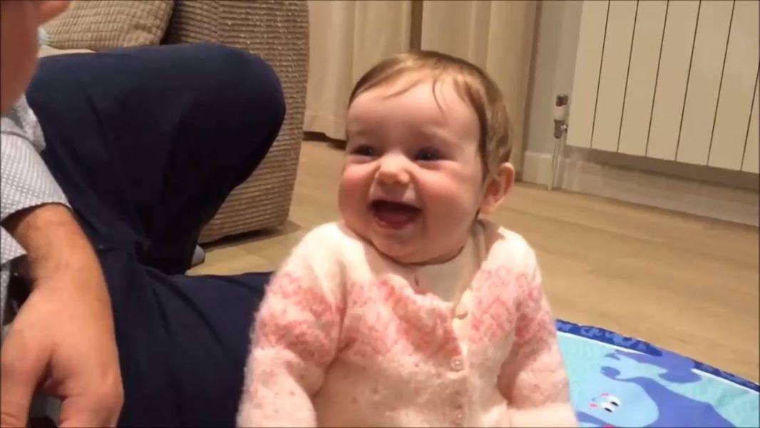 VIDEO:  Imaginile care îţi vor face ziua mai bună! Această fetiţă râde la glumele tatălui său mai ceva ca la un show de comedie!