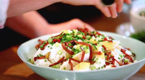 Cum se face cea mai bună salată de cartofi din lume! Acesta este ingredientul secret ce asigură cheia succesului!