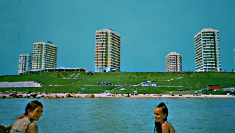 „Se-ntorceau la tine, iar şi iar, mare albastră/ Cum se întoarce valul tău veşnic la mal!” Fotografii RARE cu Elena și Nicolae Ceaușescu, la plajă!