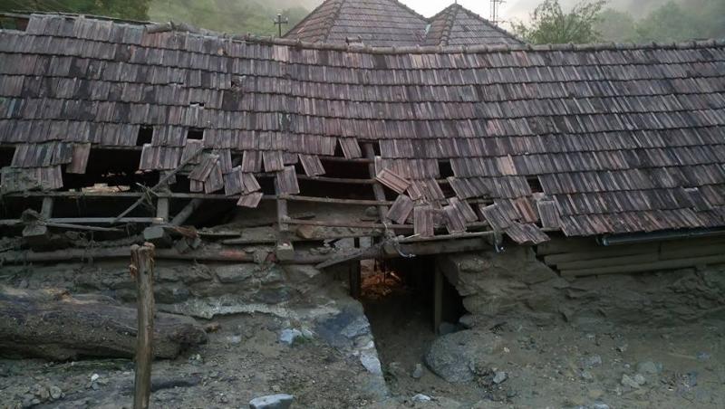 Case, gospodării și autoturisme distruse în urma ploilor abundente! Vijeliile vor cuprinde toată România, începând de miercuri seara