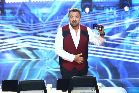 Horia Brenciu, omul gadgeturilor la "X Factor"! Juratul e „conectat” non-stop la tehnologie: filmează pentru vlogul său, face selfie-uri cu tableta, foloseşte aplicaţii de telefon mobil