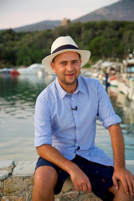 Cosmin Seleși filmează de trei săptămâni, în Grecia, pentru show-ul “Aventură cu 4 stele”! „Nu am avut timp să fac nici măcar o baie în mare”