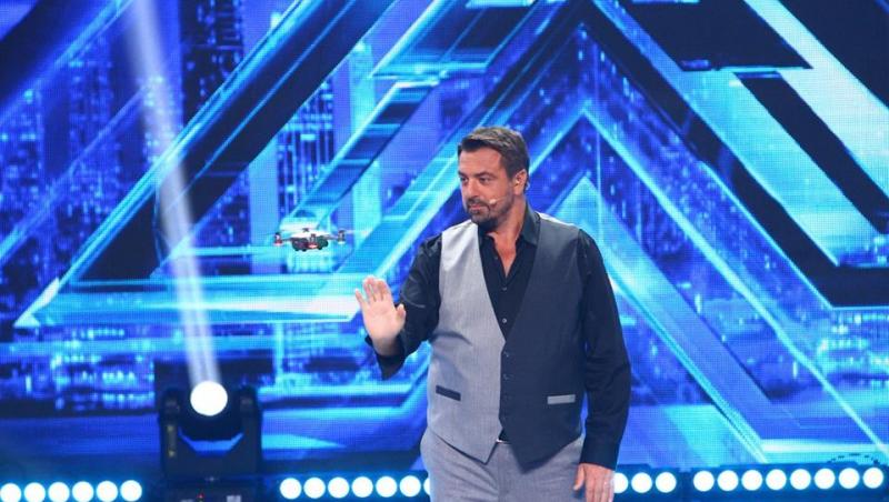 Filmările pentru noul sezon X Factor sunt în toi! Cum se distrează juraţii în pauze: Delia îl hrăneşte pe Horia, Horia îşi prezintă noile... jucării