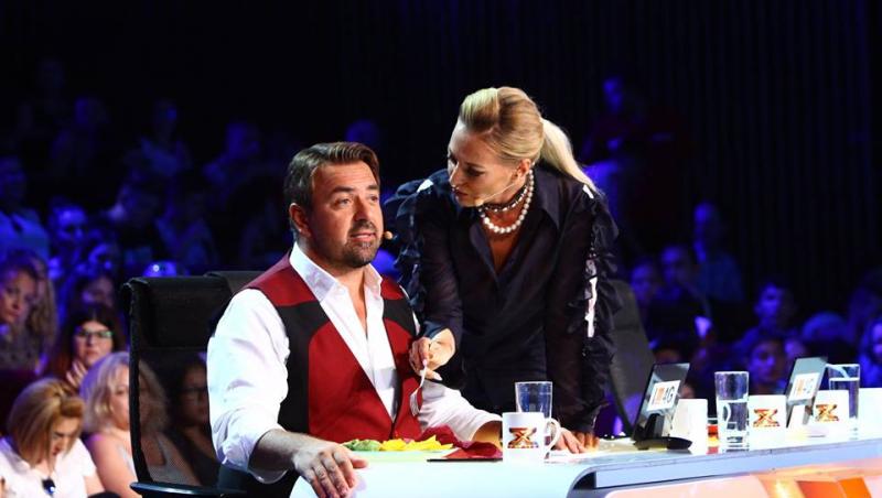 Filmările pentru noul sezon X Factor sunt în toi! Cum se distrează juraţii în pauze: Delia îl hrăneşte pe Horia, Horia îşi prezintă noile... jucării