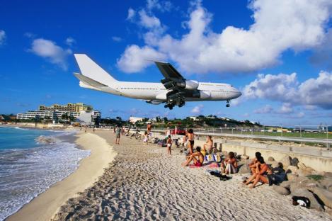 Imagini dramatice! "Plaja avioanelor" şi-a luat tributul. O femeie a murit după ce a fost răpusă de o aeronavă care zbura deasupra turiştilor