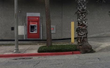 Aşa ceva nu există! Cum să primeşti bilete din bancomat cu "Ajută-mă!" în loc de bani... Un bărbat a rămas blocat în ATM-ul pe care îl repara