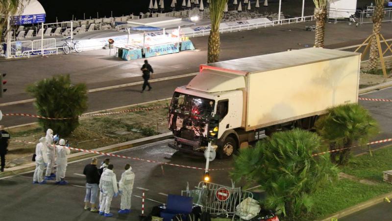 Un AN de la atentatul din NISA! Un camion a intrat în plin în 30.000 de oameni veniți să vadă focurile de artificii cu ocazia Zilei Naționale a Franței: 86 de morți, peste 400 de răniți