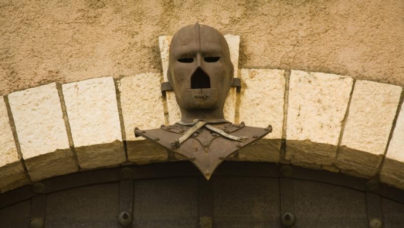 La mai bine de 200 de ani de la căderea Bastiliei, legenda omului cu masca de fier încă există! Cine a fost celebrul deținut