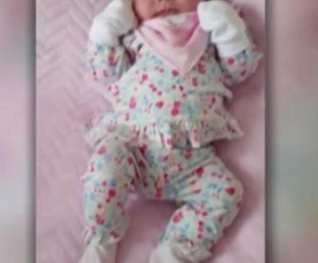 VIDEO! Medicilor nu le-a venit să creadă c&acirc;nd au văzut cu ce s-a născut fetiţa din imagine pe cap. Mama micuţei ştia adevărul dinainte de a o aduce pe lume