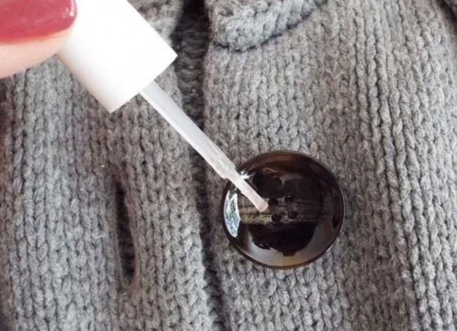 Ce se &icirc;nt&acirc;mplă dacă pui ojă pe nasturi! Trucul acesta te scapă de multe bătăi de cap!