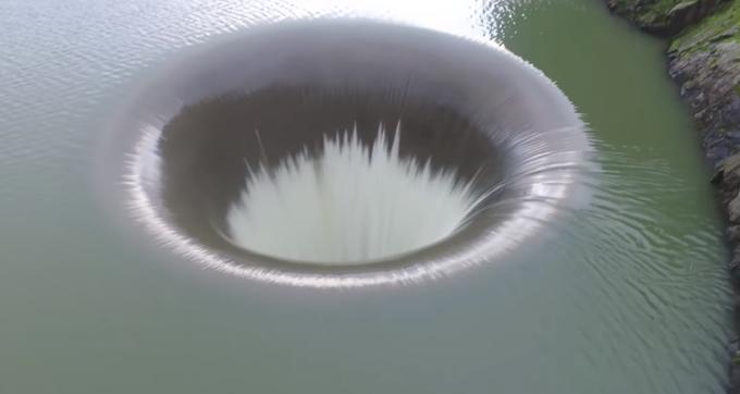 Video! GAURA DIN LAC, fenomenul care &icirc;ţi taie respiraţia. Ce imagini a reuşit să surprindă o dronă trimisă &icirc;n interiorul ei