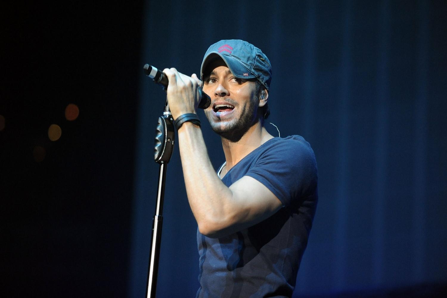 VIDEO! În ciuda succesului, spaniolii l-au taxat! Enrique Iglesias, HUIDUIT în unicul concert susţinut.. acasă