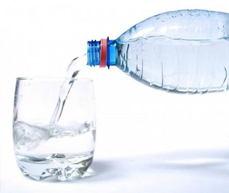 Cercetătorii au analizat în laborator sticlele de apă refolosite de către oameni. Rezultatul?  Te va face să te gândeşti de două ori înainte să repeţi acest obicei!