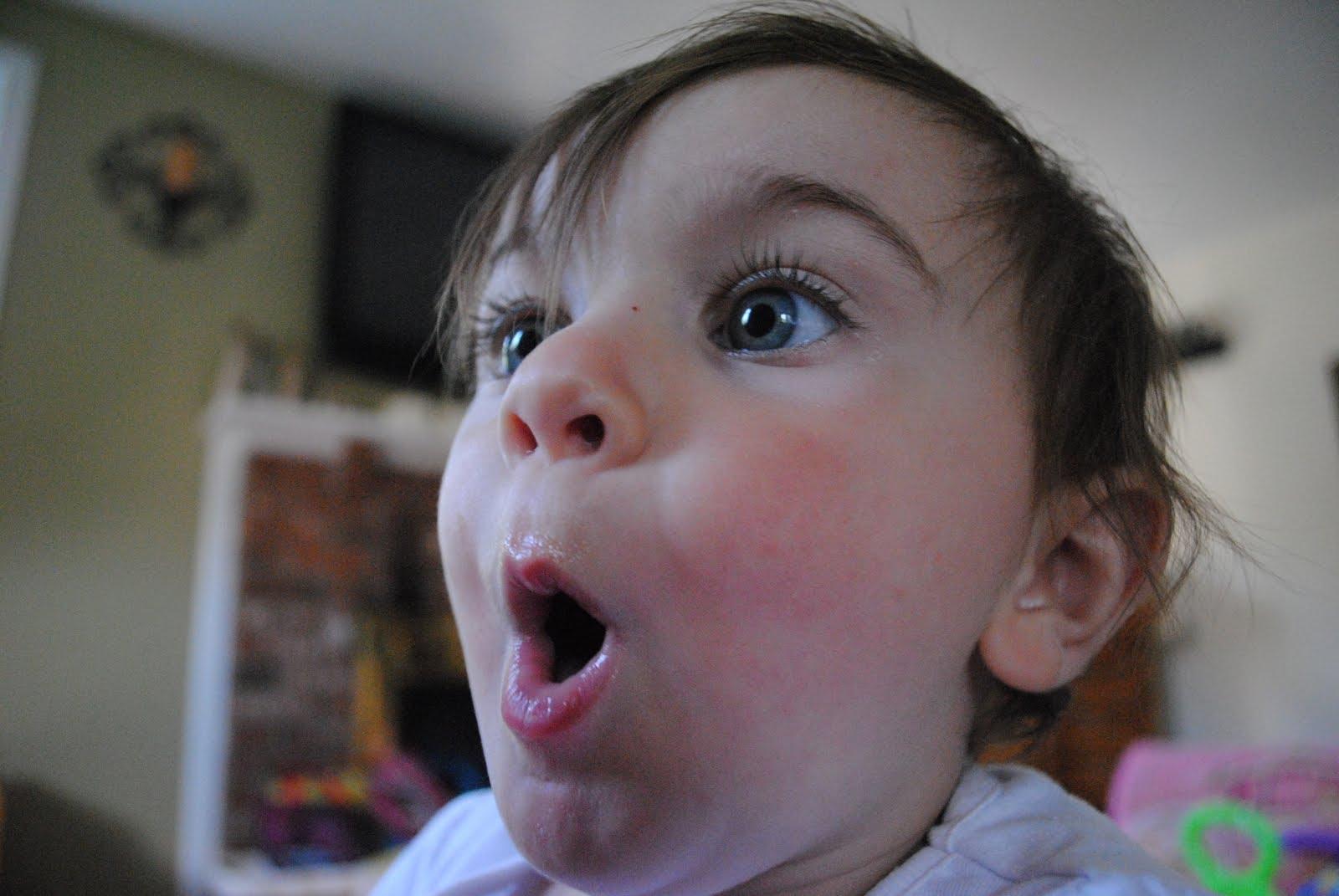 Reacția de milioane a unui bebeluș atunci când descoperă ce gust are înghețata! N-ai cum să nu râzi cu lacrimi!