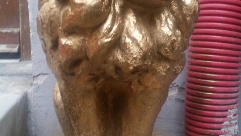 Muzeul Kitsch-ului din Bucureşti a fost jefuit! Trei indivizi au fugit cu leul aurit de la intrare: Directorul muzeului oferă recompensă celor care dau o mână de ajutor în prinderea făptașilor