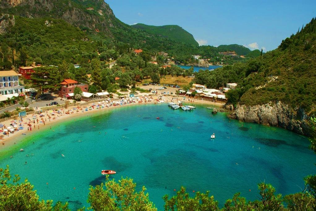 Ruine venețiene, plaje argintate și stațiuni pitorești, &icirc;n Corfu