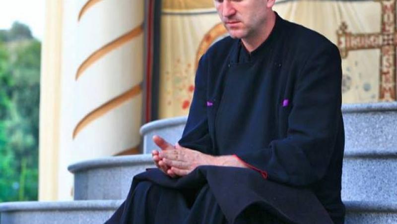 Victima preotului Pomohaci, în lacrimi: ”Mi-a cerut poze intime. Nu-i normal că mi-a oferit un inel!”