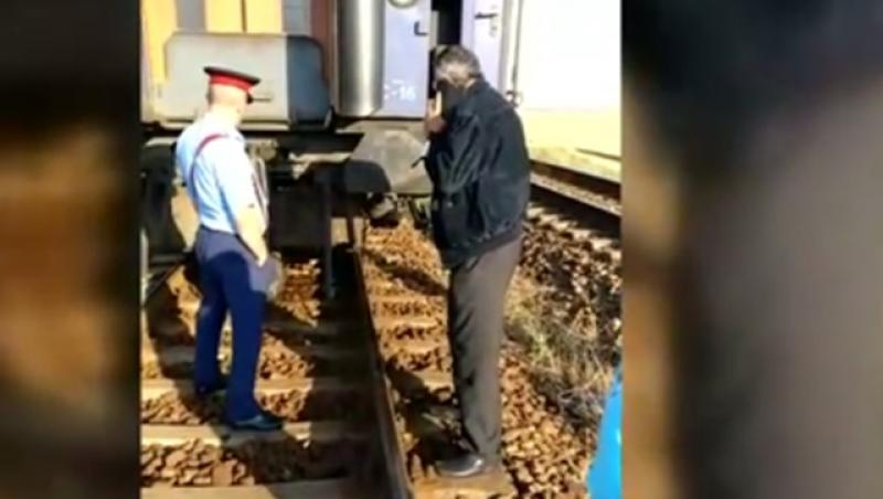 Aşa ceva nu există! Nu e Mr. Bean, ci realitatea în România. Locomotiva a plecat, vagoanele cu pasagerii au rămas... în câmp. Conductorii au realizat DUPĂ O ORĂ!!!
