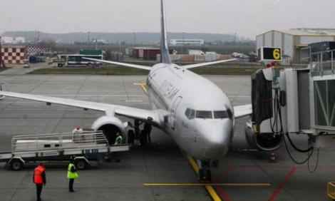 Un avion a aterizat de urgență la București! A fost solicitată intervenția mai multor ambulanțe