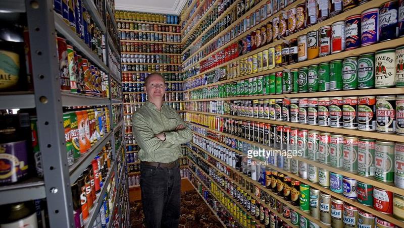 El e bărbatul care a adunat peste 9000 de doze de bere în casă! Locul arată ca un adevărat muzeu în care te pierzi cu privirea