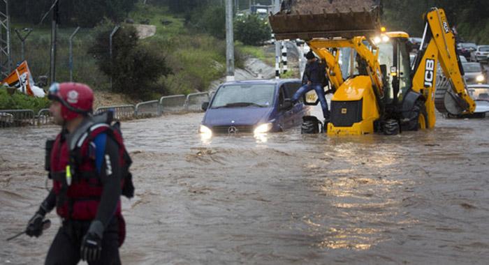Avertizare meteo de ULTIMĂ ORĂ.Coduri portocaliu și galben de inundații de duminică seara!