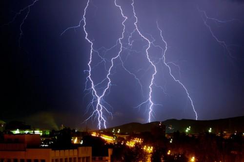 A venit viitura. E jale &icirc;n mai multe zone din Rom&acirc;nia. Mii de gospodării au rămas fără curent electric!