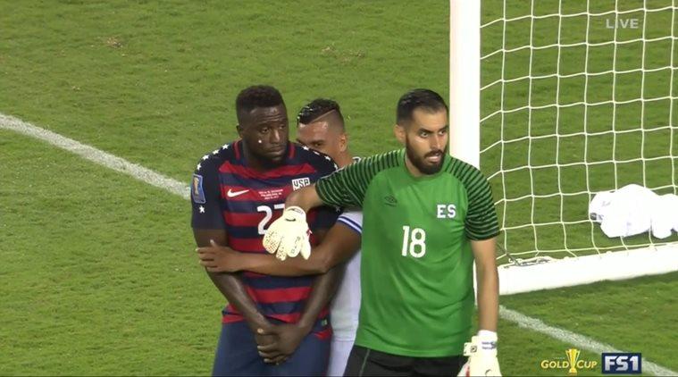 VIDEO: Un nou caz de "CANIBALISM" &icirc;n fotbal! Un fundaş şi-a MUŞCAT şi CIUPIT adversarul la fiecare fază