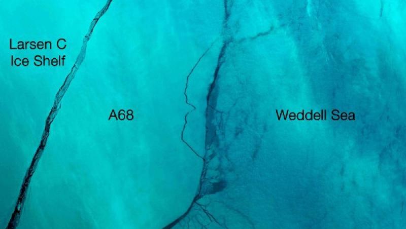 Este de 26 de ori mai mare ca Bucureştiul şi cântăreşte un MILIARD de tone! Primele imagini cu aisbergul uriaş care s-a desprins din calota glaciară a Antarcticii: 
