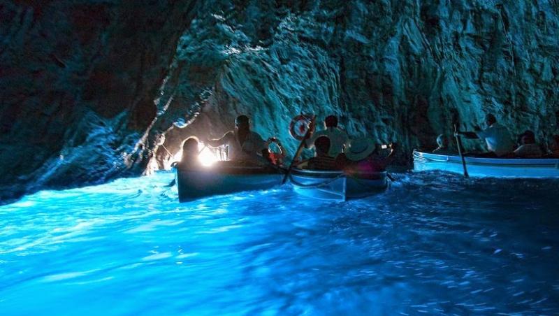 Galerie FOTO! Locul folosit de romanii antici ca piscină este acum o fascinantă atracţie turistică: Peştera Albastră din Capri, Italia