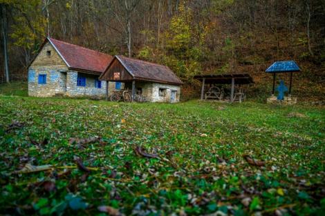 În România există o comună fără cimitir, iar morţii sunt îngropaţi în grădina casei. “ Nu-ţi prea poţi permite să rămâi cu mortul blocat”
