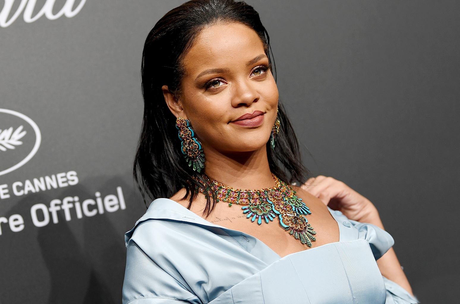 "Bonjour Monsieur le pr&eacute;sident! " Rihanna va fi primită de Emmanuel Macron la Palatul &Eacute;lys&eacute;e după ce artista l-a abordat pe o reţea de socializare