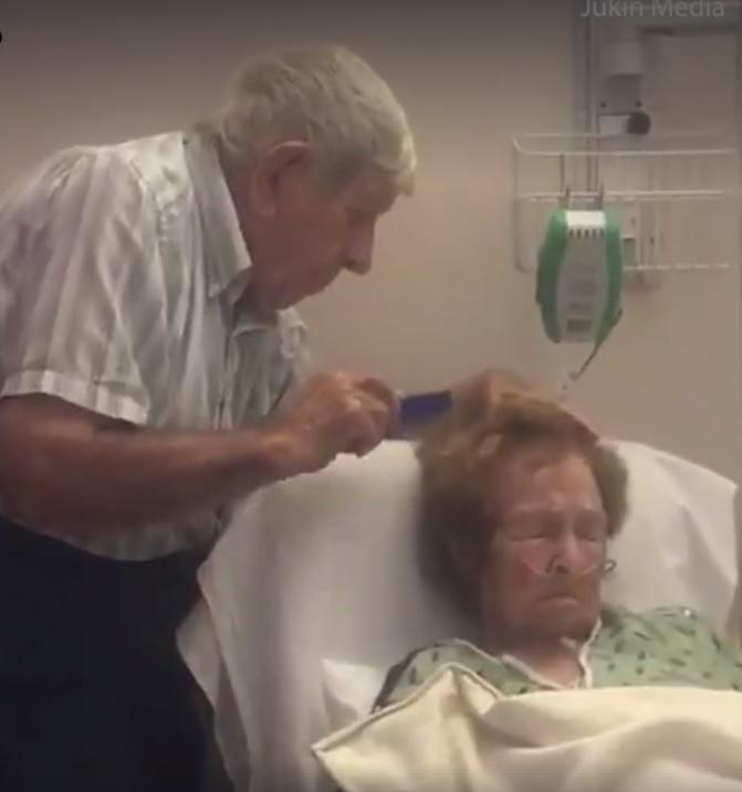 Dovada că dragostea adevărată nu ține cont de boală. Un bătr&acirc;nel &icirc;și piaptănă soția, extrem de bolnavă, pe patul de spital: "P&acirc;nă acum, tu făceai asta, Nellie". Imaginile &icirc;ți seacă sufletul!