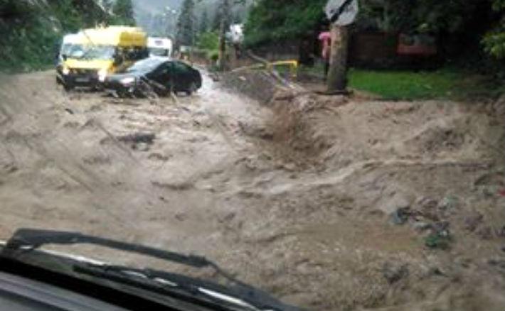 Pe Valea Pahovei, ploile fac prăpăd: Case inundate și mașini blocate! &Icirc;n Sinaia, apa a ajuns la aproape jumătate de metru