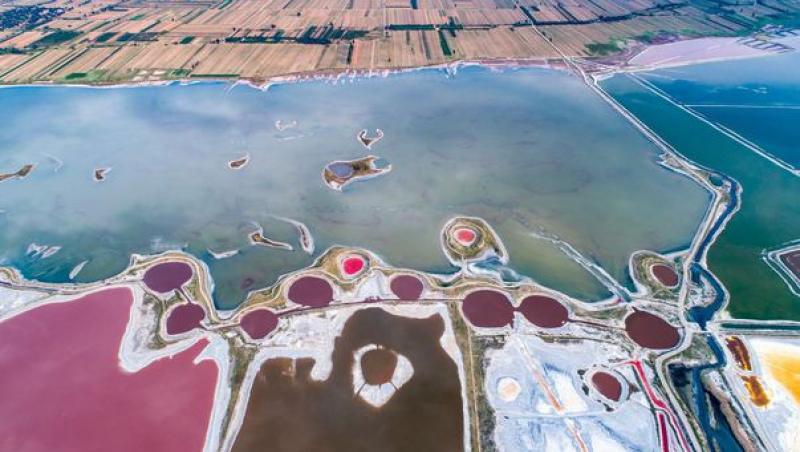 Galerie FOTO! “Marea Moartă” a Chinei este lacul ce îşi schimbă culorile oferind un impresionant spectacol al naturii