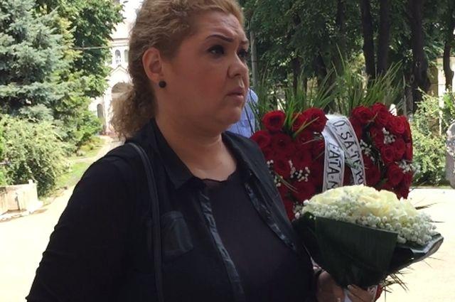 Mesajul tulburător scris pe coroana pe care Minodora a depus-o la căpăt&acirc;iul Denisei! Trandafiri albi de mireasă și cuvinte impresionante!