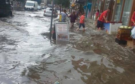Vremea rea face prăpăd în București și în țară! În județul Buzău, mai multe localități au fost afectate de viituri: 1.300 de gospodării au rămas fără apă potabilă