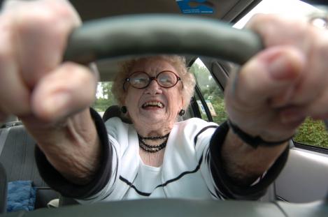 Bunica vitezomană! La 79 de ani, o bătrânică a fost prinsă conducând cu viteza de 238 de kilometri pe oră