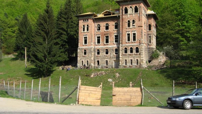 SERGIU NICOLAESCU a tras cu tunul într-un superb castel din România: ”Dăm foc la tot, filmăm și vă trimit eu banii de reparații după aia”. A uitat...