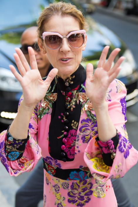 Galerie FOTO! Celine Dion, cum reuşeşti? Celebra cântăreaţă a cucerit străzile din Paris cu apariţia sa!