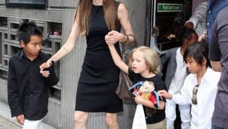 După divorțul de Brad Pitt, Angelina Jolie luptă din răsputeri. Încearcă să fie o 
